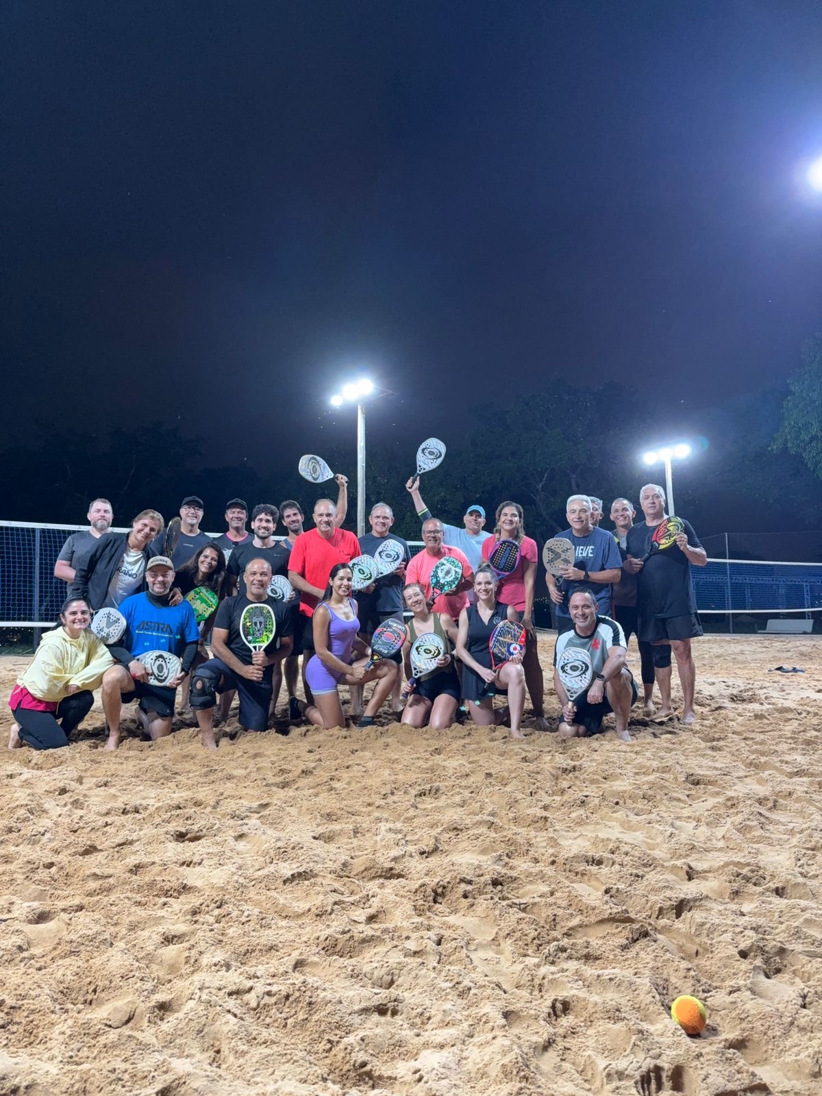 Alunos, atletas e professores reunidos na confraternização da Escola de Beach Tennis Serginho