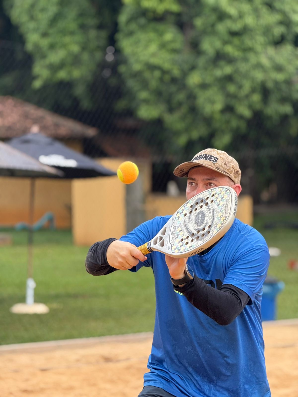 Execução técnica de back-hand de beach tennis na Escola de Beach Tennis Serginho