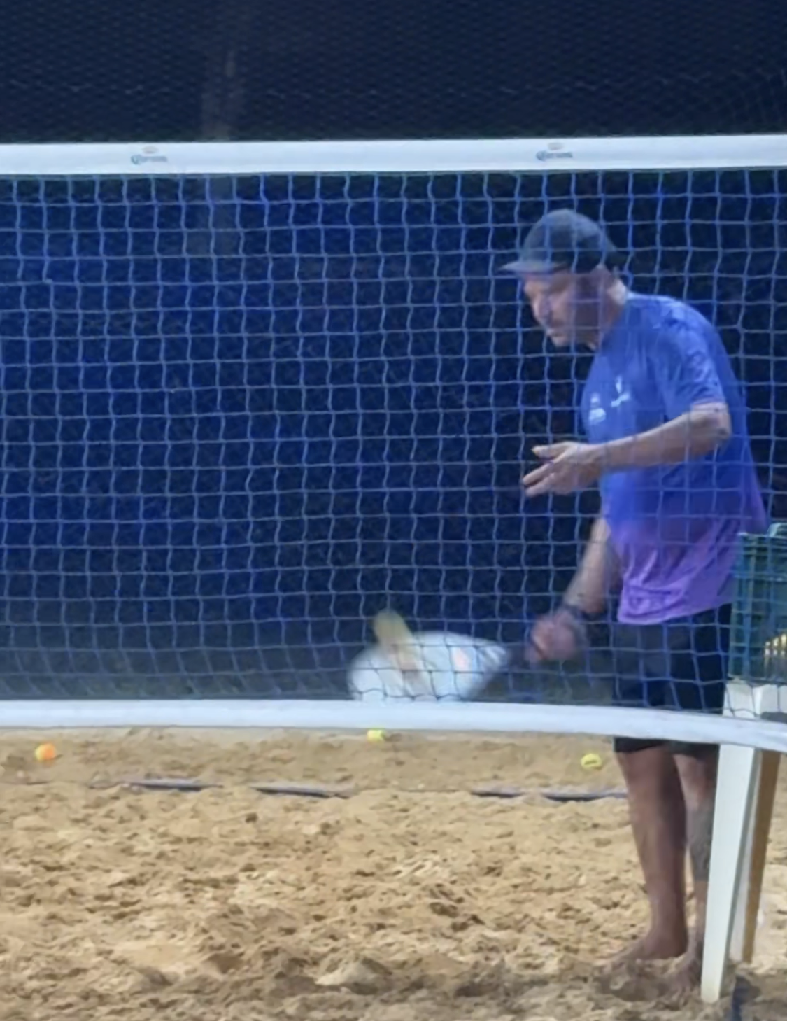 Treino de repetição de golpes na Escola de Beach Tennis Serginho